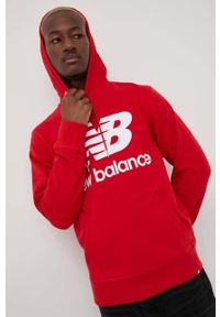 New Balance bluza męska kolor czerwony z kapturem z nadrukiem. Typ kołnierza: kaptur. Kolor: czerwony. Materiał: bawełna. Wzór: nadruk