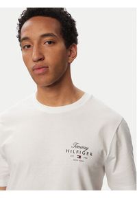 TOMMY HILFIGER - Tommy Hilfiger T-Shirt Script Stack MW0MW43224 Biały Regular Fit. Kolor: biały. Materiał: bawełna #2