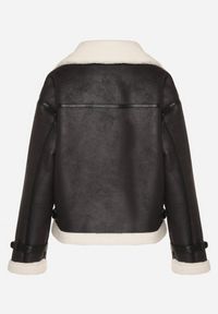 Born2be - Czarna Kurtka Ramoneska Biker z Futerkiem i Paskami z Klamrami Mandrie. Okazja: na spacer, na co dzień. Kolor: czarny. Materiał: futro. Wzór: aplikacja. Styl: klasyczny, casual, elegancki #3