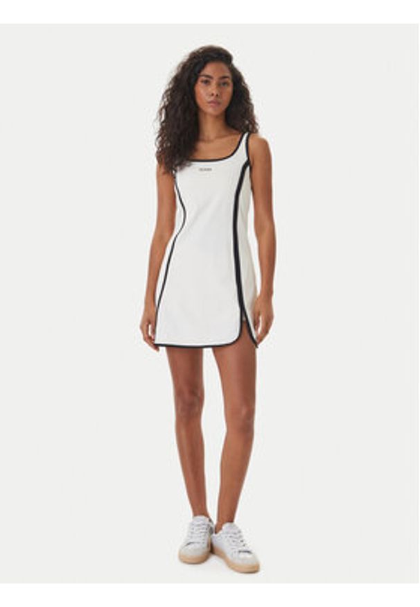 Guess Sukienka codzienna V6GK06 K2997 Écru Classic Fit. Okazja: na co dzień. Kolor: kremowy. Materiał: syntetyk. Typ sukienki: proste. Styl: casual