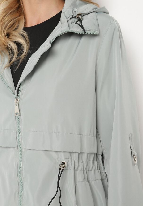 Born2be - Jasnoniebieska Kurtka Parka Ściągana w Talii z Odpinanym Kapturem Milabra. Kolor: szary. Materiał: tkanina