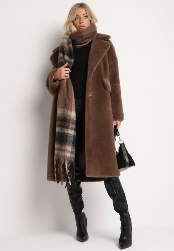 Born2be - Brązowy Futrzany Płaszcz Jednorzędowy z Kieszeniami Zapinany na Guziki Parilda. Okazja: na co dzień. Kolor: brązowy. Materiał: futro. Sezon: zima. Styl: elegancki, casual