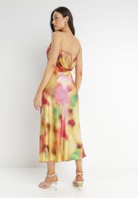 Born2be - Żółta Sukienka Fymias. Kolor: żółty. Materiał: satyna. Długość rękawa: na ramiączkach. Wzór: nadruk. Styl: klasyczny. Długość: maxi #5