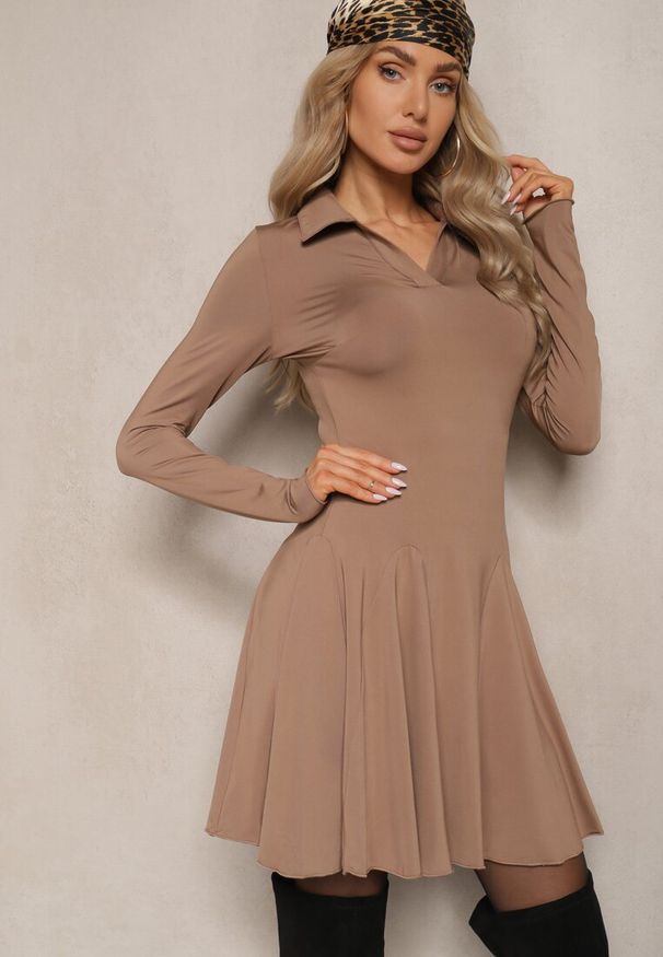 Renee - Ciemnobeżowa Sukienka z Wiskozą o Rozkloszowanym Kroju z Kołnierzykiem Ettoria. Kolor: beżowy. Materiał: wiskoza. Typ sukienki: rozkloszowane. Styl: wizytowy, klasyczny, elegancki