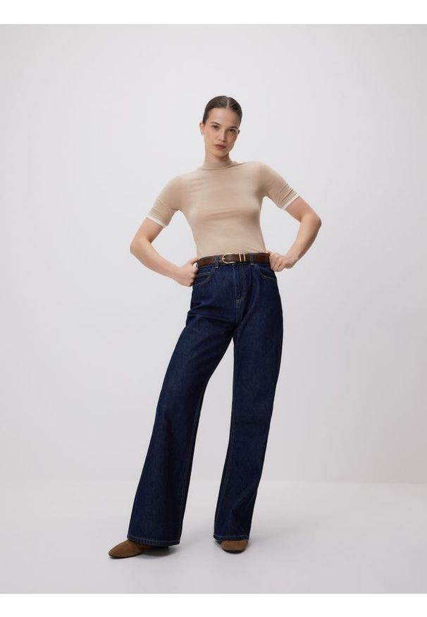 Reserved - T-shirt z wiskozą - beżowy. Kolor: beżowy. Materiał: wiskoza