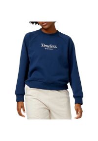 Bluza New Balance WT31557NNY - granatowe. Okazja: na co dzień. Kolor: niebieski. Materiał: prążkowany, bawełna, dresówka, materiał. Wzór: napisy. Styl: klasyczny, casual, elegancki #1