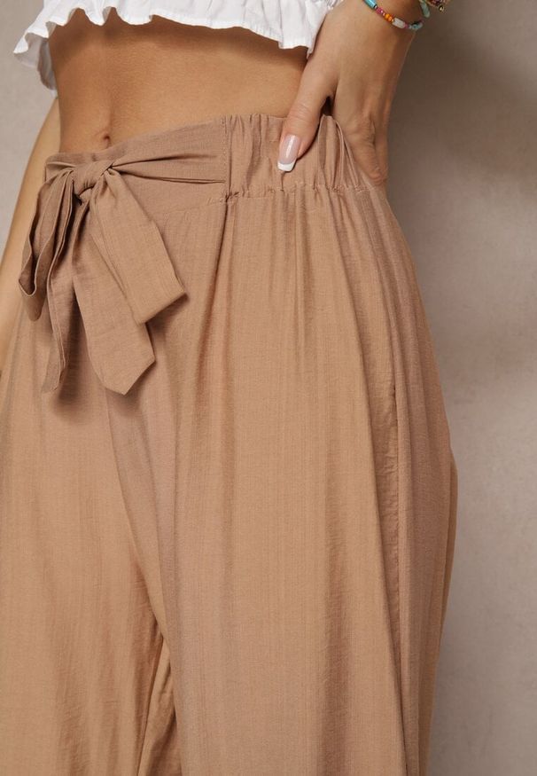 Renee - Jasnobrązowe Spodnie z Wiskozy o Szerokim Kroju z Kokardą Ellioria. Okazja: na co dzień, na spacer. Kolor: brązowy. Materiał: wiskoza. Styl: elegancki, casual