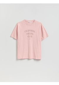 Reserved - T-shirt relaxed z nadrukiem na plecach - pastelowy róż. Kolor: różowy. Materiał: bawełna, dzianina. Wzór: nadruk