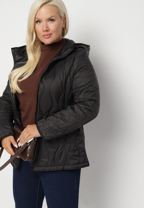 Born2be - Czarna Kurtka Pikowana z Nieodpinanym Kapturem Lotizia. Okazja: na co dzień. Kolor: czarny. Materiał: jeans. Styl: elegancki, klasyczny, casual