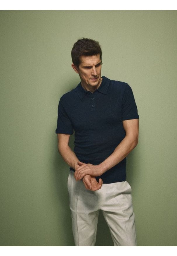 Reserved - Lniana koszulka polo - granatowy. Typ kołnierza: polo. Kolor: niebieski. Materiał: len