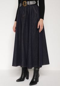 Born2be - Granatowa Jeansowa Spódnica Midi z Paskiem Suera. Okazja: na co dzień, do pracy, na spotkanie biznesowe. Kolor: niebieski. Materiał: jeans. Styl: biznesowy, casual #1