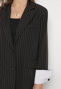Born2be - Czarna Jednorzędowa Marynarka Pudełkowa w Prążki Fonevia. Okazja: do pracy, na spotkanie biznesowe. Kolor: czarny. Materiał: jeans, prążkowany. Wzór: prążki. Styl: elegancki, biznesowy #6