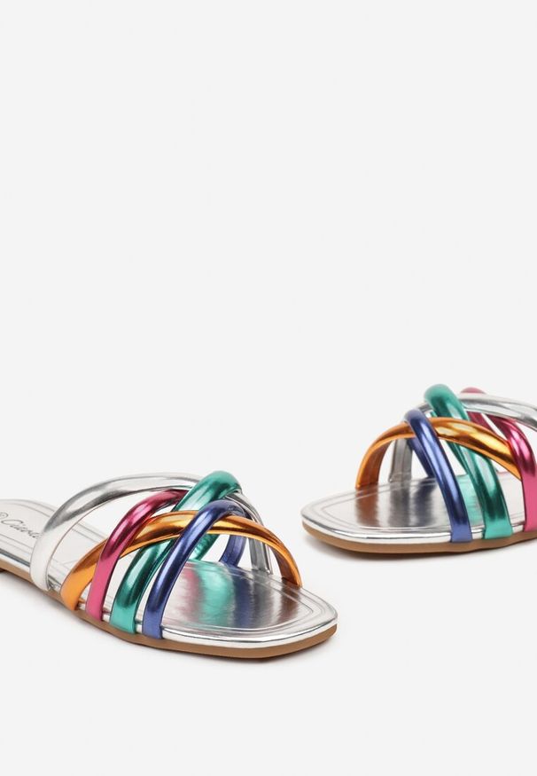 Born2be - Srebrne Klapki Płaskie z Ozdobnymi Paseczkami Alerila. Okazja: na co dzień. Nosek buta: otwarty. Kolor: srebrny. Wzór: paski. Sezon: lato. Styl: casual, elegancki