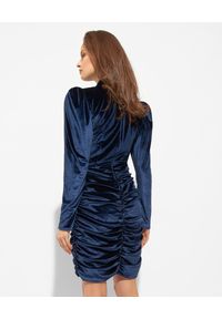 COSEL - Granatowa aksamitna sukienka mini. Okazja: na imprezę. Kolor: niebieski. Materiał: materiał. Długość rękawa: długi rękaw. Wzór: nadruk. Typ sukienki: kopertowe. Styl: klasyczny, wizytowy, elegancki. Długość: mini #8