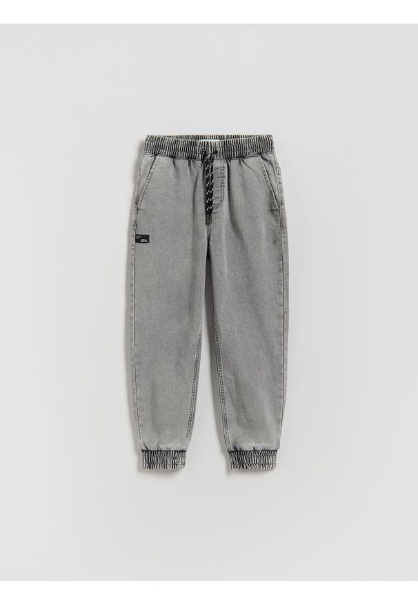 Reserved - Jeansy jogger - jasnoszary. Kolor: szary