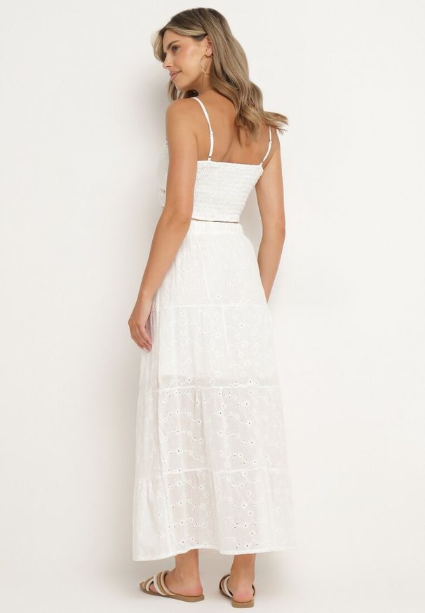 Born2be - Biały Komplet Boho z Koronkowym Topem i Długą Spódnicą z Gumką w Pasie Isemia. Kolor: biały. Materiał: koronka