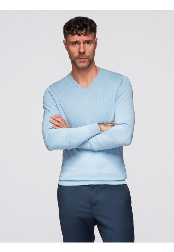 Ombre Clothing - Elegancki męski sweter V-neck BASIC z wiskozą –jasnoniebieski V10 - Rozmiar: XXL. Okazja: na co dzień, do pracy. Typ kołnierza: dekolt w serek. Kolor: niebieski. Materiał: wiskoza. Wzór: haft. Styl: elegancki