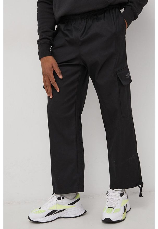 adidas Originals Spodnie HC9505 męskie kolor czarny w fasonie cargo. Kolor: czarny. Materiał: materiał