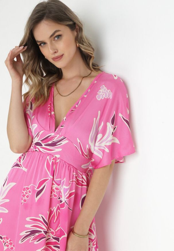 Born2be - Różowa Sukienka Mini z Rękawem Typu Nietoperz i Gumką w Pasie Zartina. Kolor: różowy. Materiał: tkanina. Długość rękawa: krótki rękaw. Sezon: wiosna, lato. Długość: mini