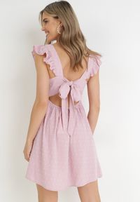 Born2be - Różowa Rozkloszowana Sukienka Mini z Tkaniny Plumeti i Odkrytymi Plecami Caitadi. Typ kołnierza: kołnierz z falbankami. Kolor: różowy. Materiał: tkanina. Styl: elegancki. Długość: mini #4