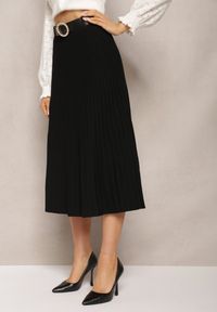 Renee - Czarna Midi Plisowana Spódnica z Gumką w Pasie i Paskiem z Ekoskóry Juara. Kolor: czarny. Materiał: wiskoza. Styl: klasyczny