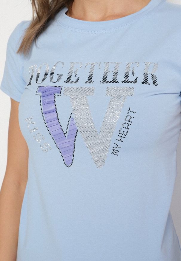 Born2be - Jasnoniebieski T-shirt z Bawełny Ozdobiony Napisem i Cyrkoniami Raltebis. Okazja: na co dzień. Kolor: niebieski. Materiał: bawełna. Wzór: aplikacja, napisy. Sezon: lato, wiosna. Styl: klasyczny, casual
