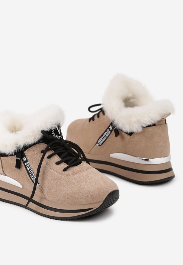 Renee - Beżowe Sneakersy na Płaskiej Podeszwie z Napisem i Futerkiem Taricea. Okazja: na co dzień. Zapięcie: sznurówki. Kolor: beżowy. Materiał: futro. Wzór: napisy. Obcas: na płaskiej podeszwie