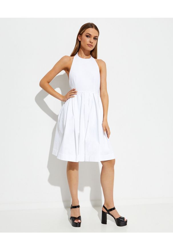 prada - PRADA - Biała sukienka z odkrytymi plecami. Kolor: biały. Materiał: bawełna. Typ sukienki: rozkloszowane. Długość: mini