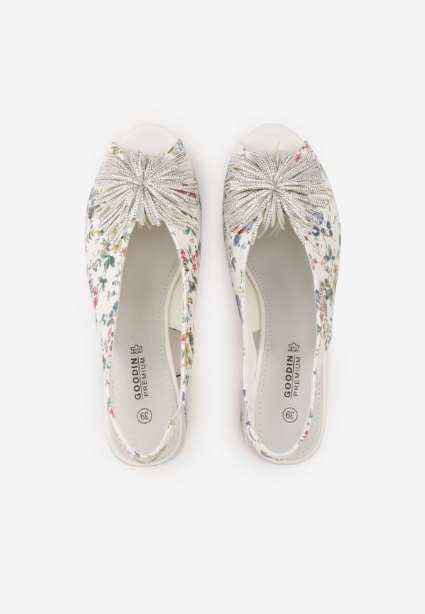 Born2be - Białe Sandały na Obcasie ze Skórzaną Wkładką Ozdobione Pomponem Nelreris. Okazja: na imprezę, na co dzień, na spacer. Nosek buta: otwarty. Kolor: biały. Wzór: aplikacja. Materiał: skóra. Sezon: lato. Obcas: na obcasie. Styl: casual, elegancki. Wysokość obcasa: średni