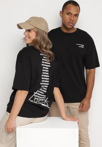 Born2be - Czarna Koszulka T-shirt z Nadrukiem z Przodu i na Plecach Ninarelia. Okazja: na co dzień. Kolor: czarny. Wzór: nadruk. Styl: casual #7
