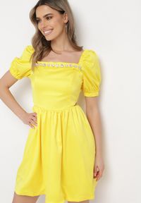 Born2be - Żółta Sukienka Mini Rozkloszowana z Dekoltem Ozdobionym Cyrkoniami i Wycięciami po Bokach Delphira. Kolor: żółty. Wzór: aplikacja. Typ sukienki: rozkloszowane. Długość: mini