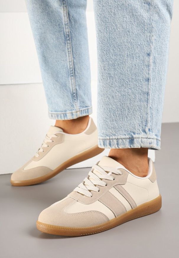 Born2be - Ciemnobeżowe Sneakersy Tenisówki z Ozdobnymi Paskami Danavin. Okazja: na co dzień. Zapięcie: pasek. Kolor: beżowy. Materiał: jeans. Wzór: paski. Obcas: na obcasie. Wysokość obcasa: niski