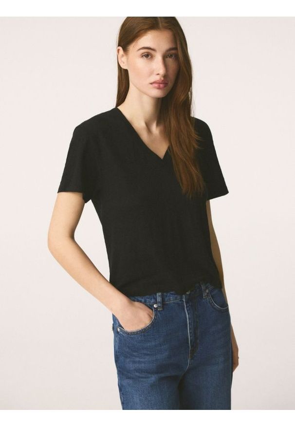 Reserved - Lniany t-shirt - czarny. Kolor: czarny. Materiał: len. Styl: klasyczny