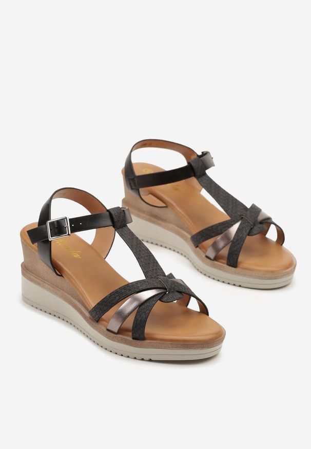 Renee - Czarne Sandały na Klasycznym Koturnie z Cienkimi Paskami Vikabelle. Okazja: na co dzień. Zapięcie: pasek. Kolor: czarny. Materiał: jeans. Obcas: na koturnie. Styl: klasyczny