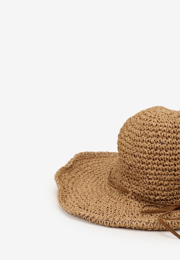 Born2be - Ciemnobeżowy Pleciony Kapelusz z Szerokim Rondem Wiązany na Rzemyk Yeisa. Kolor: beżowy. Sezon: lato. Styl: elegancki, biznesowy, boho, wakacyjny, casual