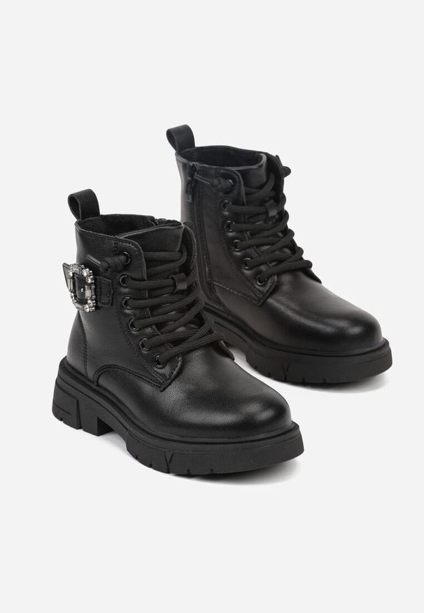 Born2be - Czarne Botki Workery Zdobione Biżuteryjną Klamrą przy Cholewce Fennisena. Okazja: na spacer, na co dzień, na uczelnię. Zapięcie: klamry. Kolor: czarny. Materiał: futro, jeans. Szerokość cholewki: normalna. Wzór: aplikacja. Styl: casual