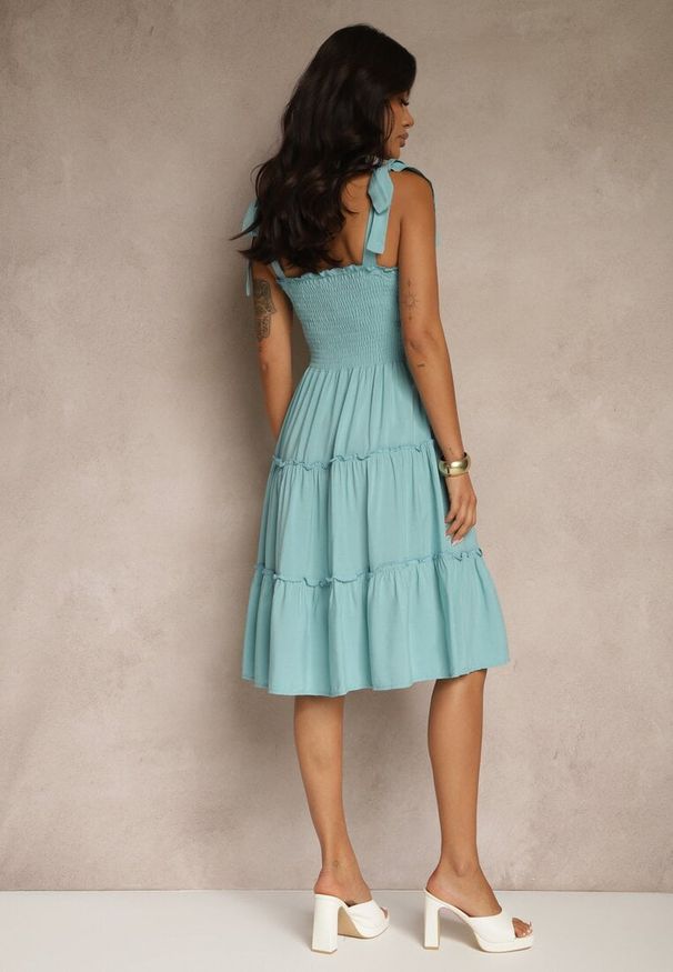 Renee - Jasnoniebieska Sukienka z Wiskozą o Rozkloszowanym Kroju na Ramiączkach z Wiązaniem Aranive. Okazja: na co dzień. Typ kołnierza: dekolt kwadratowy. Kolor: niebieski. Materiał: wiskoza. Długość rękawa: na ramiączkach. Typ sukienki: proste, rozkloszowane. Styl: casual, elegancki