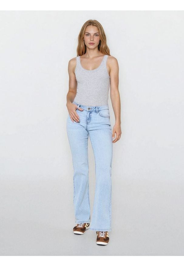 Sinsay - Jeansy flare mid waist - niebieski. Kolor: niebieski