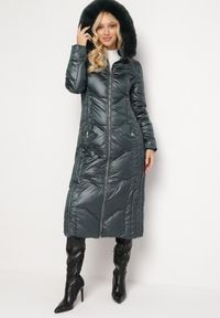 Born2be - Ciemnozielona Pikowana Kurtka Maxi Płaszcz z Ozdobnym Marszczeniem i Futerkiem Estenous. Okazja: na co dzień. Kolor: niebieski. Materiał: futro. Wzór: aplikacja. Sezon: zima. Styl: casual, elegancki, klasyczny #1