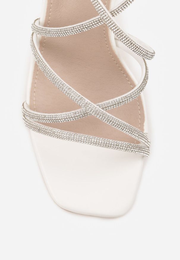 Born2be - Białe Sandały na Obcasie Vices z Cyrkoniowymi Paskami Wiorelia. Okazja: na wesele, na ślub cywilny. Zapięcie: pasek. Kolor: biały. Obcas: na obcasie. Wysokość obcasa: średni