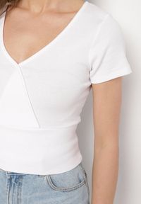 Born2be - Biały Prążkowany T-shirt z Bawełny z Dekoltem w Serek Filunira. Okazja: na co dzień. Typ kołnierza: dekolt w serek. Kolor: biały. Materiał: bawełna, prążkowany. Styl: elegancki, casual #7