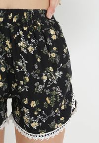 Born2be - Czarne Szorty z Gumką w Pasie w Kwiaty Jiana. Kolor: czarny. Materiał: koronka. Wzór: kwiaty