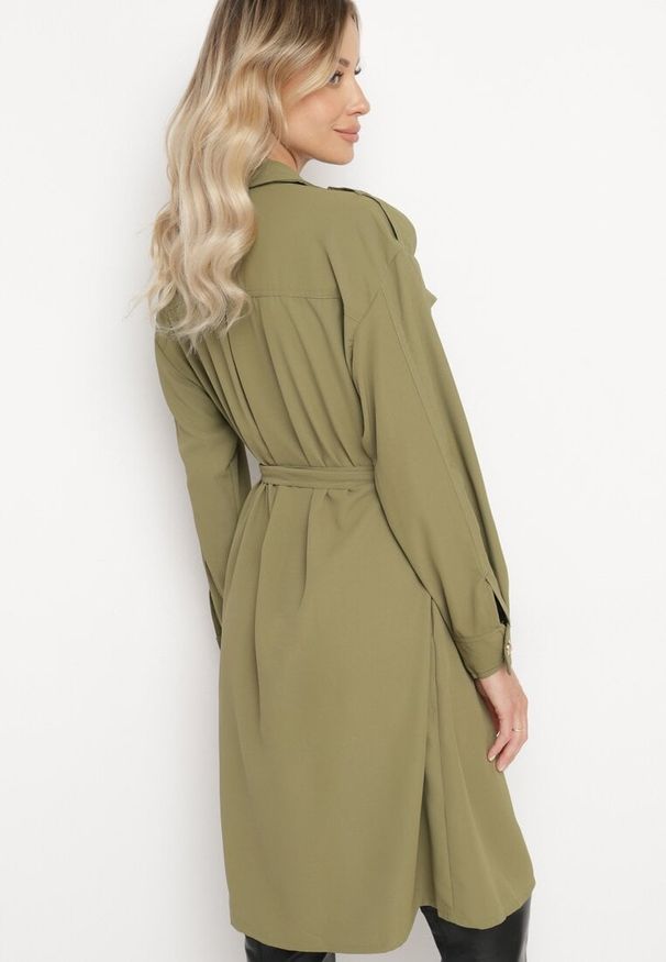 Born2be - Zielona Koszulowa Sukienka z Ozdobnymi Guzikami i Wiązanym Paskiem Alttia. Okazja: na co dzień. Typ kołnierza: dekolt w kształcie V. Kolor: zielony. Materiał: skóra. Długość rękawa: długi rękaw. Typ sukienki: koszulowe. Styl: casual, elegancki