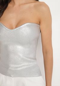 Born2be - Srebrny Top z Wiskozą o Kroju Bandeau Izureta. Okazja: na co dzień, na imprezę. Kolor: srebrny. Materiał: wiskoza. Długość: długie. Wzór: kwiaty. Sezon: lato. Styl: casual #7