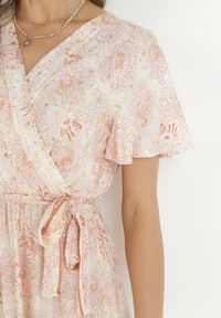 Born2be - Jasnobeżowa Sukienka Kopertowa z Wiskozy z Gumką w Talii i Metalicznym Wzorem Hollisa. Kolor: beżowy. Materiał: wiskoza. Typ sukienki: kopertowe #4