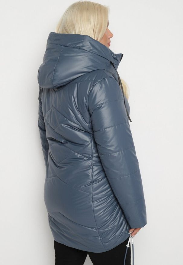 Born2be - Niebieska Długa Pikowana Kurtka z Kołnierzem Ozdobiona Sznurkami Rotira. Okazja: na co dzień. Kolekcja: plus size. Kolor: niebieski. Materiał: jeans. Długość: długie. Wzór: aplikacja. Styl: elegancki, casual