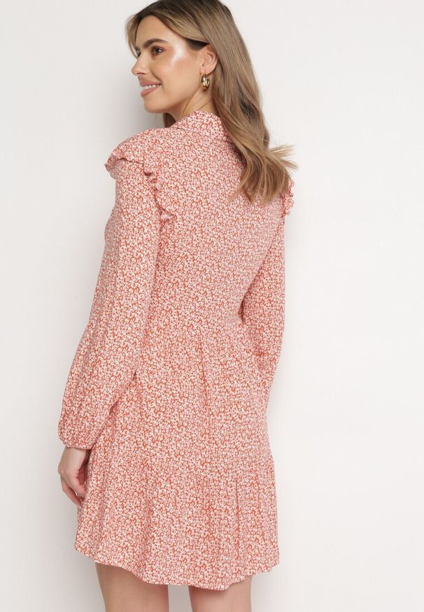 Born2be - Różowa Rozkloszowana Sukienka Mini w Kwiaty z Falbankami na Ramionach Lorean. Okazja: na imprezę, na spacer. Typ kołnierza: kołnierz z falbankami. Kolor: różowy. Materiał: materiał. Wzór: kwiaty. Sezon: lato. Styl: elegancki. Długość: mini