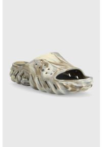 Crocs klapki Echo Marbled Slide kolor beżowy 208467 208467.2Y3-2Y3. Kolor: beżowy. Materiał: materiał, guma #3