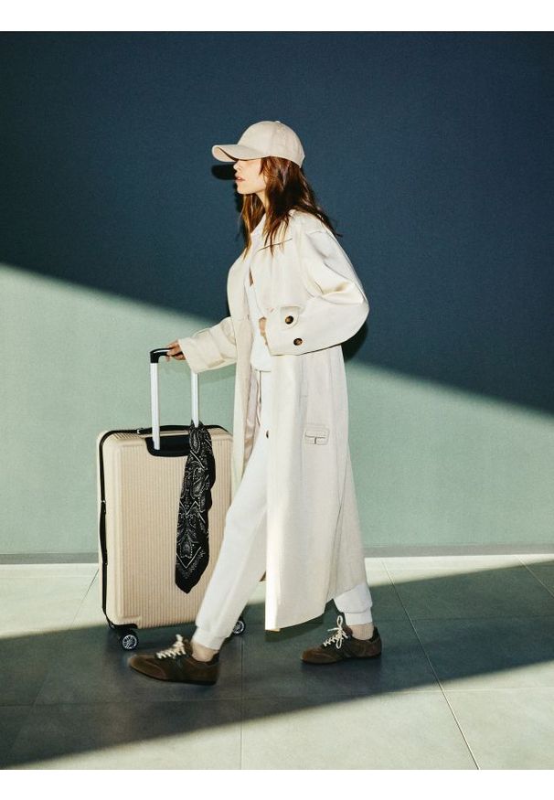 Reserved - Joggery z modalem - beżowy. Kolor: beżowy. Materiał: dzianina