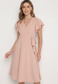 Born2be - Różowa Rozkloszowana Sukienka Kopertowa z Wiązaniem w Talii Dannila. Kolor: różowy. Wzór: aplikacja. Typ sukienki: kopertowe #2
